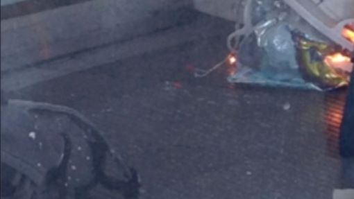 Detailní snímek kbelíku, který vybuchl v londýnském metru.