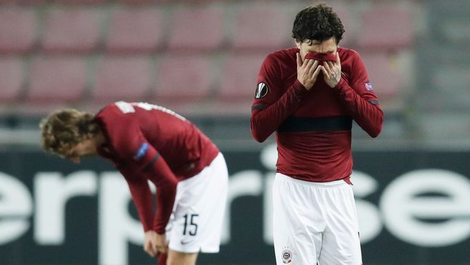 Smutek hráčů Sparty během utkání s Lille