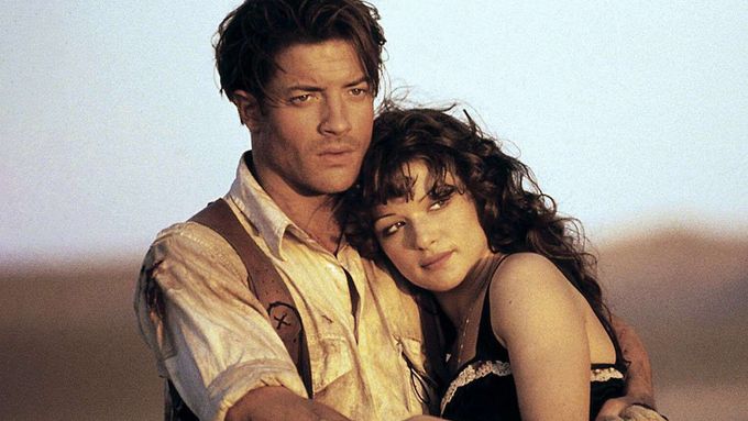 Brendan Fraser a Rachel Weiszová ve filmu Mumie (1999).