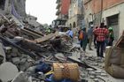 Oběti zemětřesení jako lasagne. Časopis Charlie Hebdo pobouřil Italy, chtějí ho stíhat