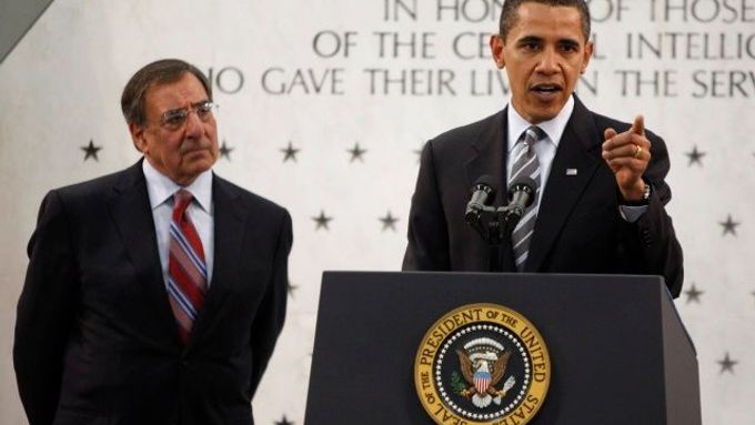 Obama v Langley hovoří k zaměstnancům CIA, po jeho boku ředitel zpravodajské služby Leon Panetta