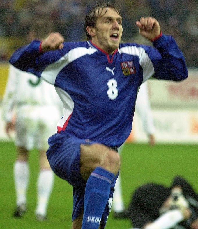Karel Poborský se raduje z branky, kterou vstřelil Bělorusku v šesté minutě utkání kvalifikace na evropský šampionát v roce 2004 hraném 16. října v Teplicích - 2002.