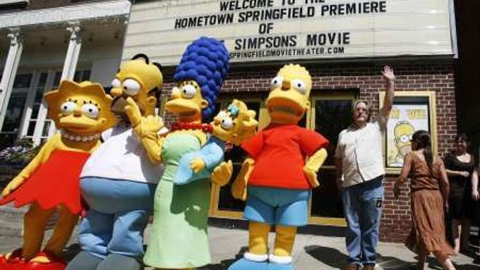 Simpsonovi ve filmu, americká premiéra, tvůrce Matt Groening mává v pravo