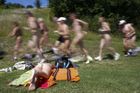 Nudisté utekli z pláže. Báli se uprchlíků, že mají ebolu