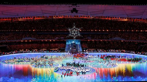 Nástup týmů během slavnostního zakončení ZOH 2022 v Pekingu