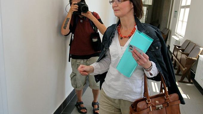 Marcela Urbanová přichází vypovídat do jednací síně č. 217 okresního soudu v Přerově.