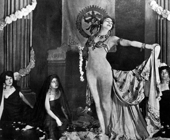 Mata Hari – tanečnice, kurtizána a podle rozsudku také špionka, jejíž intriky měly stát život tisíce vojáků.