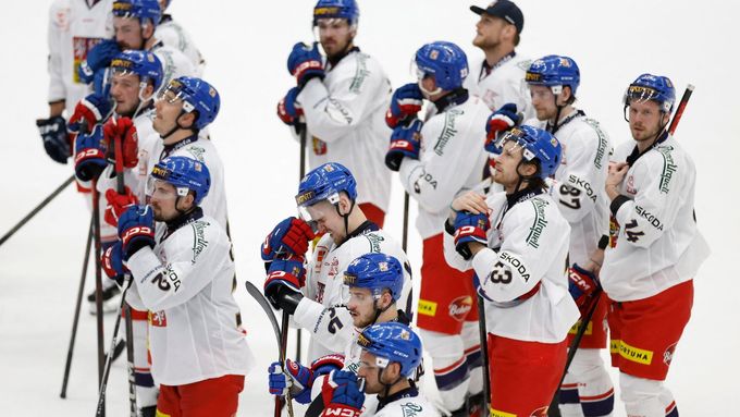 Smutek českých hokejistů po prohře se Švédskem na Českých hrách v Brně