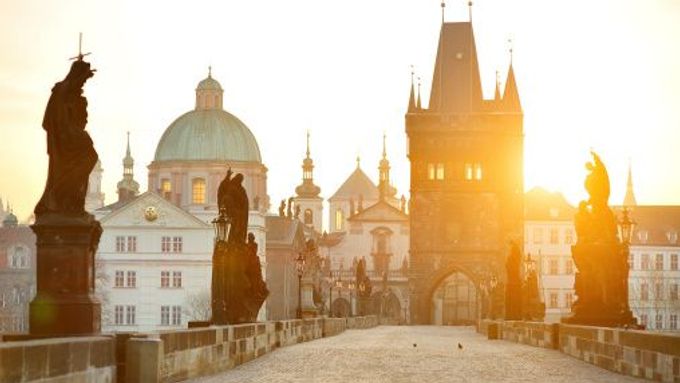 Karlův most je významnou pražskou památkou, na kterou se jezdí dívat statisíce turistů ročně.
