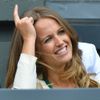 Přítelkyně Andyho Murrayho - Kim Searsová sleduje finále Wimbledonu 2012.