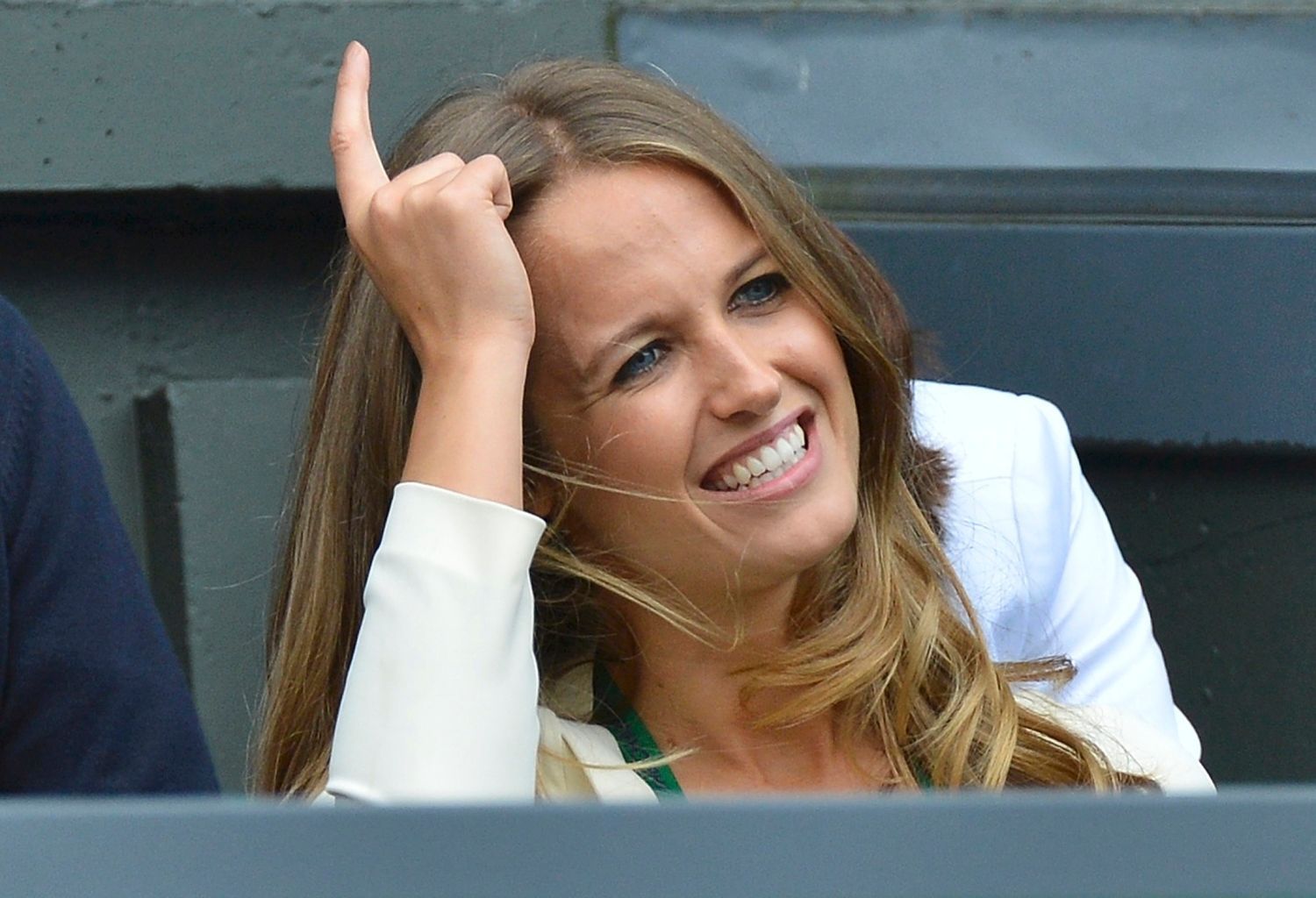 Přítelkyně Andyho Murrayho - Kim Searsová sleduje finále Wimbledonu 2012.