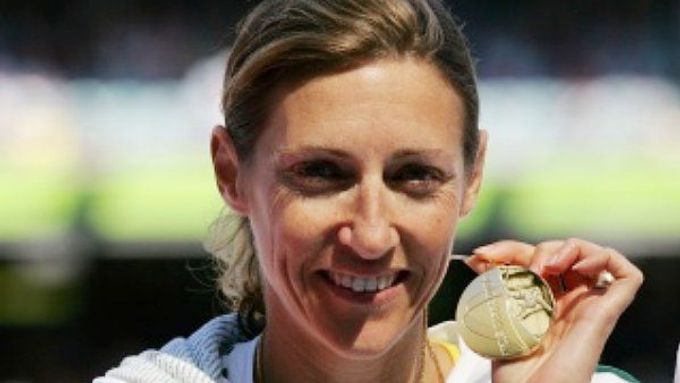 Australská maratonkyně Kerryn McCannová před dvěma lety: Zdravá a šťastná, radující se ze zlaté medaile z Her Commonwealthu.