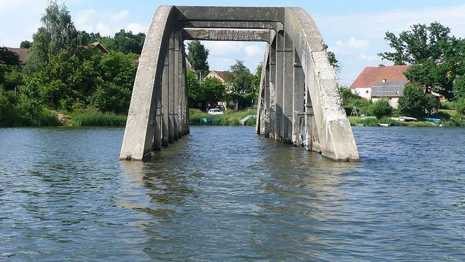 Starý most přes Odravu, který rozděloval obec Všeboř.