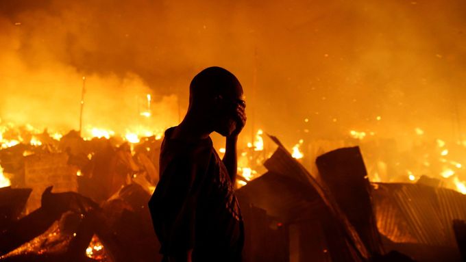 Požár ve slumu na okraji Nairobi.
