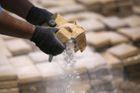 Policie odhalila obchod s látkami na výrobu drog za miliardy