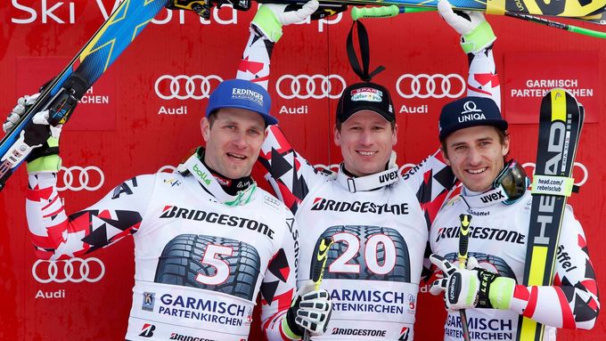 Druhý Romed Baumann, vítězný Hannes Reichelt a třetí Matthias Mayer slaví po rakouském úspěchu ve sjezdu SP v Garmisch-Partenkirchenu
