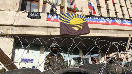 Proruští demonstranti zablokovali úřady v několika městech na východě Ukrajiny. Takto to vypadá v Doněcku. (7. dubna 2014)