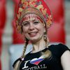 Ruská fanynka ve Varšavě před utkáním s Řeckem
