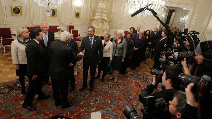 Členové Evropské komise na návštěve v Praze stojí ve frontě na podání ruky s euroskeptikem Václavem Klausem.