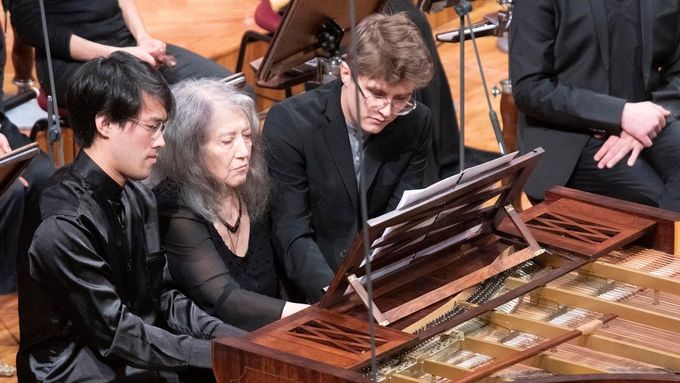 Bruce Liu, Martha Argerich a Tomasz Ritter hrají šestiručně při zahajovacím koncertu Chopinovy mezinárodní klavírní soutěže na dobové nástroje.