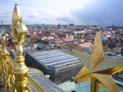 Sluneční panely na střeše Národního divadla v Praze.