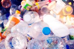Každou vteřinu se na světě prodá 20 tisíc plastových lahví. Státy je nestíhají recyklovat