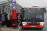 Praha nepřetržitě řeší, jak dostat cestující na Letiště Václava Havla. Hlavní nápor zvládá deset kloubových autobusů linky 119 vyjíždějící z Nádraží Veleslavín každých pět minut.