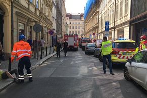 Foto: V centru Prahy se zřítila část domu. Hasiči museli po dalším sesuvu přerušit hledání dělníků