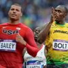 Jamajský sprinter Usain Bolt dobíhá před Američanem Ryanem Baileym během semifinále na 100 metrů na OH 2012 v Londýně.