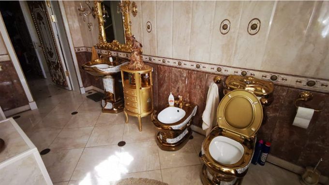 Ze zlata i toaleta. Záběry z koupelny policisty vypadají jako reklama na luxusní nemovitost
