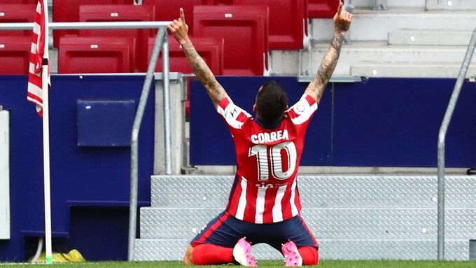 Ángel Correa z Atlétika Madrid slaví gól, kterým otevřel skóre utkání španělské ligy proti Huesce