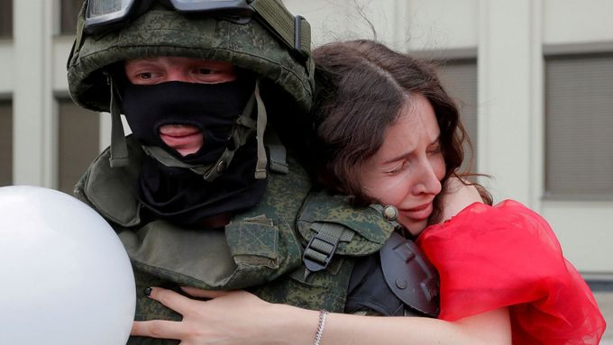 Tuto fotografii vybrala agentura Reuters mezi nejlepší snímky roku 2020. Demonstrantka 14. srpna objímá před budovou vlády v Minsku příslušníka speciálních jednotek.