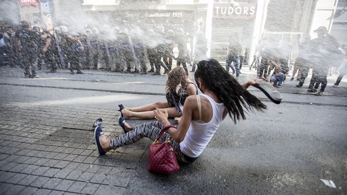Turecká policie zasahuje vodními děly proti istanbulské gay pride.