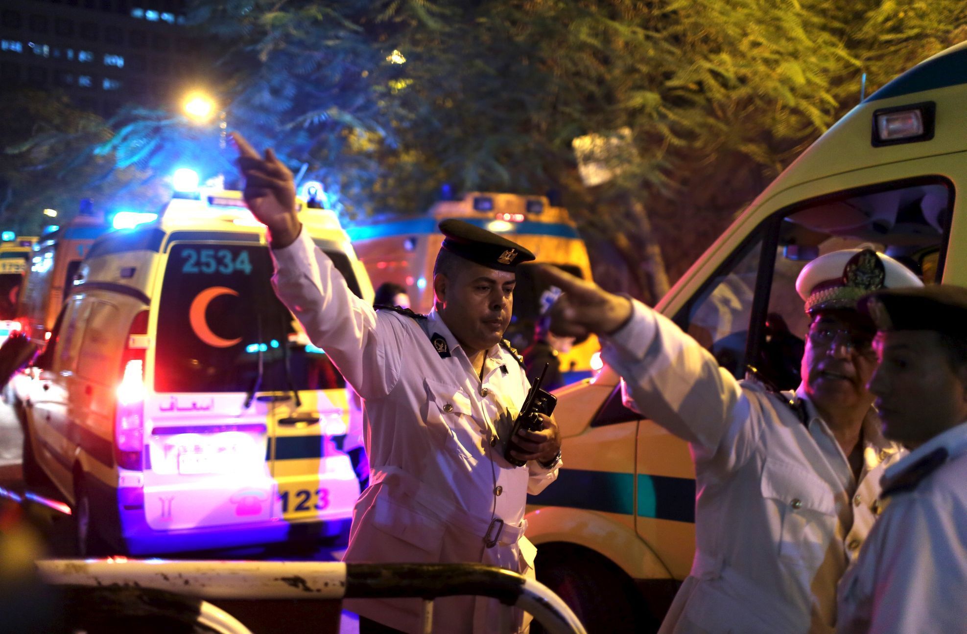 Sanitky s těly obětí na cestě do márnice v Káhiře