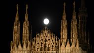 Vycházející superměsíc za katedrálou Duomo v italském Miláně.
