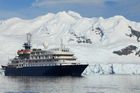 Lodě vozí turisty už i do polárních oblastí. S proseccem v ruce sledují tání ledovců