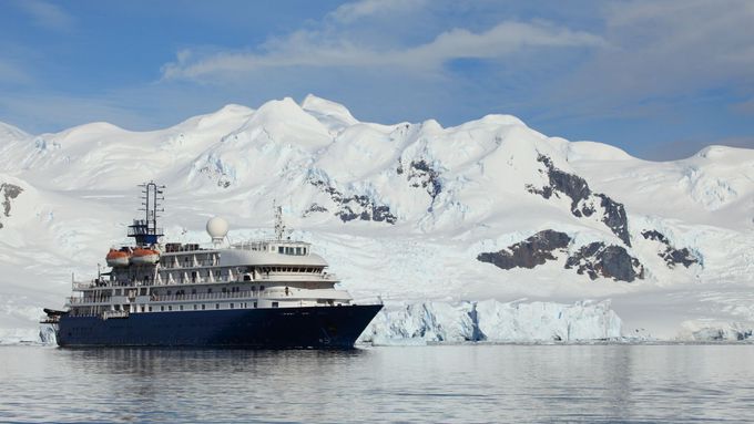 Výletní loď na Antarktidě.