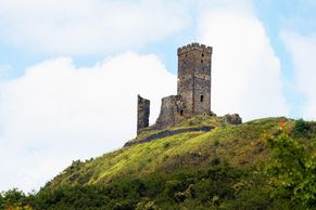 Od Házmburku po Ostrý. Pět hradů na 23 kilometrech a úžasné výhledy v kraji sopek