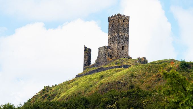 Od Házmburku po Ostrý. Pět hradů na 23 kilometrech a úžasné výhledy v kraji sopek