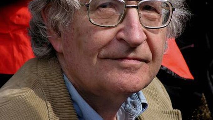 Noam Chomsky je známý svým kritickým postojem ke globalizaci a jejím dopadům, k válečným konfliktům, k zahraniční politice USA, Izraele a dalších vlád