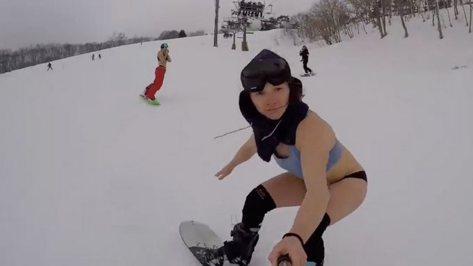 Šárka Pančochová hraje s kamarádkou svlíkací snowboarding