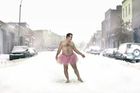 Tančí po celém světě v růžové sukni. Bojuje proti rakovině