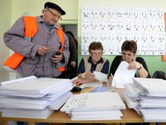 Členové volební komise v Nové Dědince u Bratislavy kontrolují doklady voliče.