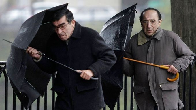 Muži s deštníkem