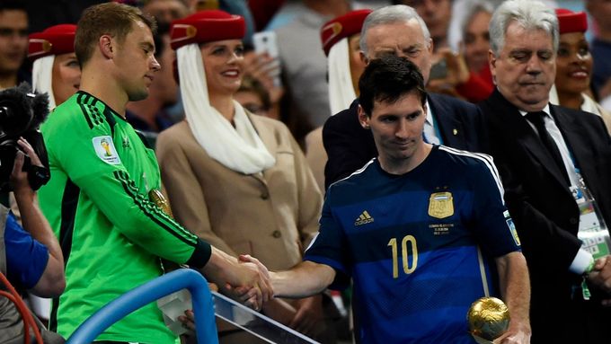 Lionel Messi gratuluje Manuelu Neuerovi, nejlepšímu brankáři MS.