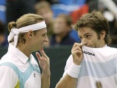 Argentinští tenisté David Nalbandian (vlevo) a Agustin Calleri při čtyřhře ve finále Davis Cupu proti domácím Rusům Maratu Safinovi a Dmitriji Tursunovovi.