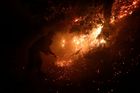 Na Gran Canarii zuří požár. Ohrožuje řadu obcí a národní park