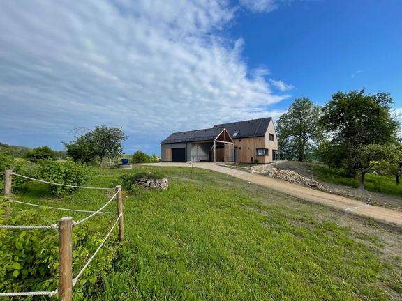 Dům s výhledem na Trosky - věže Pannu a Babu.