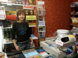Dcera Máša prodává v obchodě Kalinka, který vede její matka Olga Jugasová. Asi třicet procent zákazníků obchodu dnes tvoří Češi.