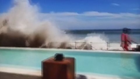 Přílivové vlny zasáhly ostrov Bali. Vyděsily i turisty v luxusní restauraci